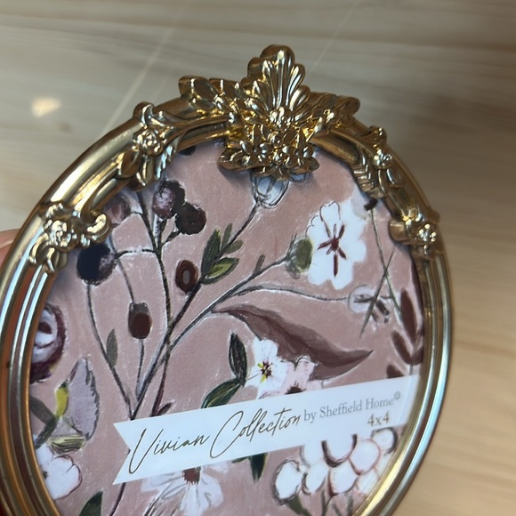 Golden Round Foral Frame - Picture 2 of 4